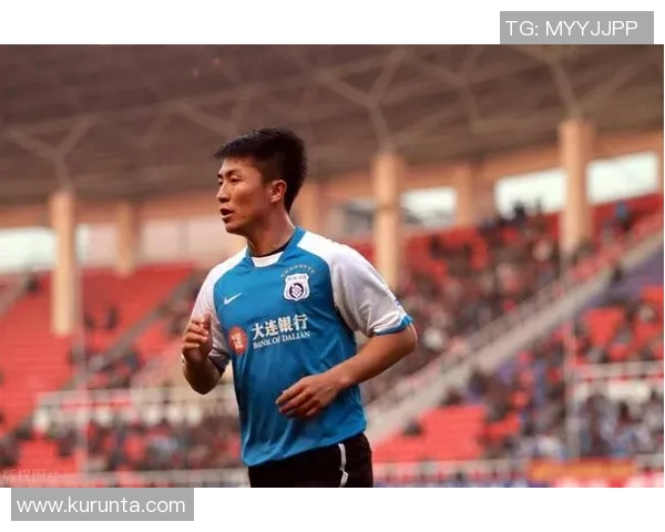 大连足球名将风采全纪录 展现球场内外的拼搏与荣耀