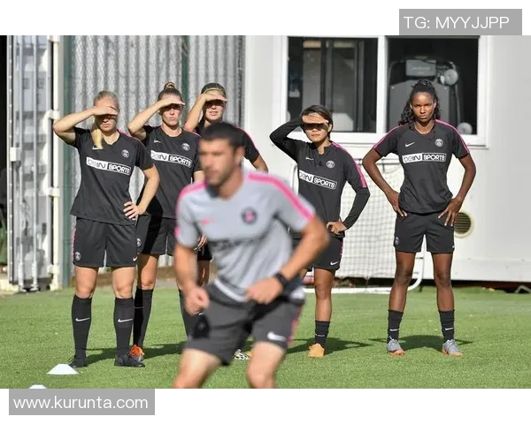 法国足球巨星的日常生活揭秘 从清晨训练到夜晚休息的全景记录